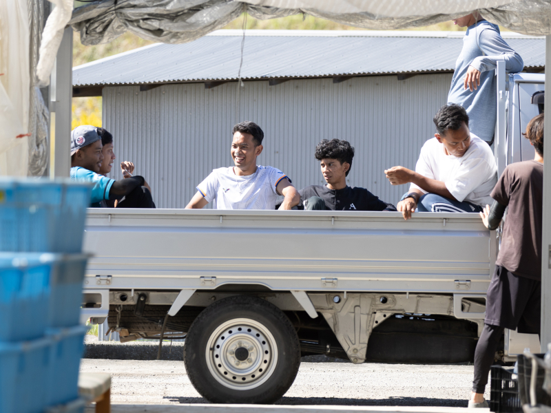 トラックと従業員の写真